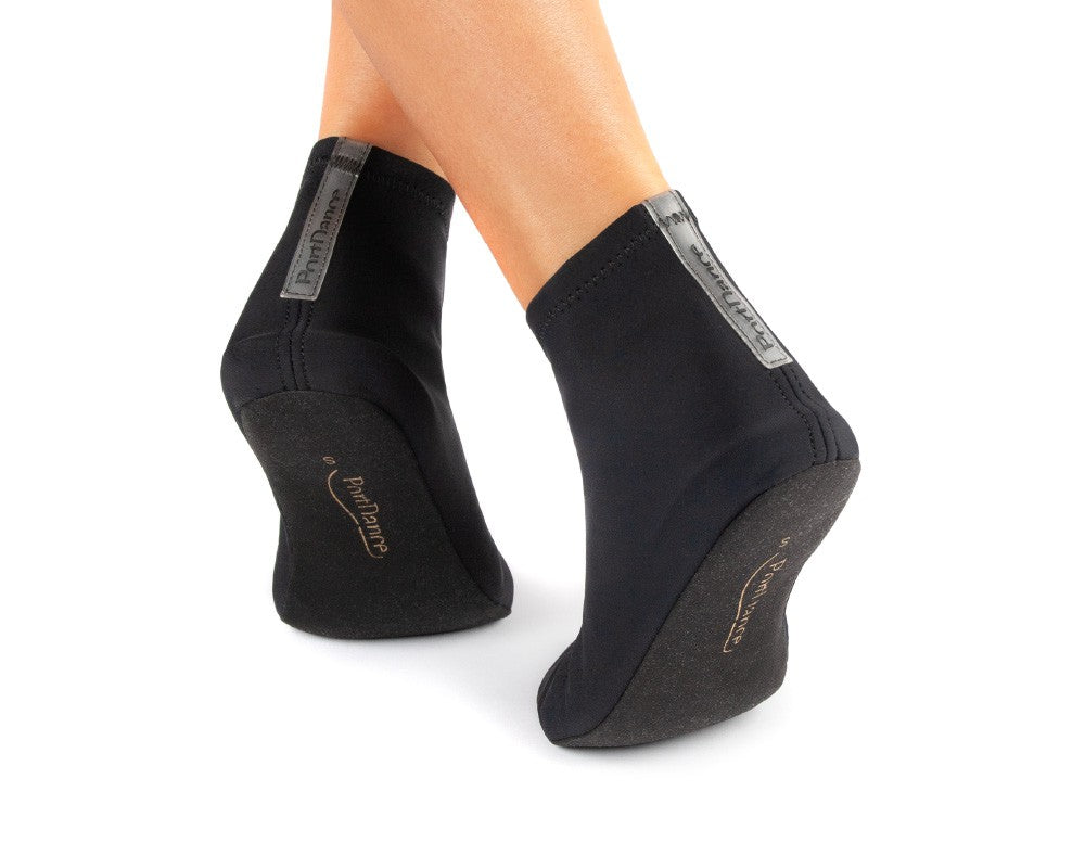 Eine Person steht auf Zehenspitzen in Portdance PD ComfyProtect Tanzschuhen, schwarzen Tanzsocken mit strukturierten Sohlen.